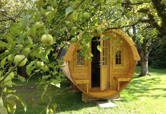 Glampingverblijf in een wijnvat bij Minicamping De Bokkepsprong, tussen appelbomen in Zeeland, Nederland.