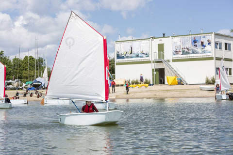 Barcos de vela en el agua _ playa - Marina Parcs Almere - Almere, Flevoland, Países Bajos