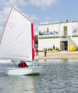 Barcos de vela en el agua _ playa - Marina Parcs Almere - Almere, Flevoland, Países Bajos
