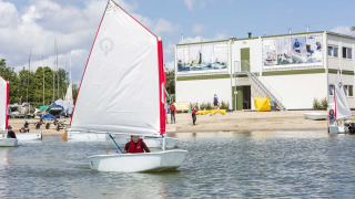 Barcos de vela en el agua _ playa - Marina Parcs Almere - Almere, Flevoland, Países Bajos