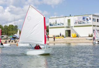 Segelboote auf dem Wasser _ Strand - Marina Parcs Almere - Almere, Flevoland, Niederlande