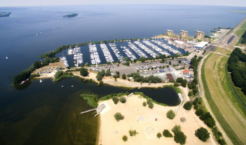 Panoramica del parco con spiaggia, porto e lago - Marina Parcs Almere - Almere, Flevoland, Paesi Bassi