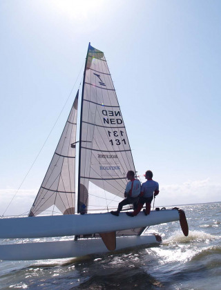 Velero en el agua - Marina Parcs Almere - Almere, Flevoland, Países Bajos