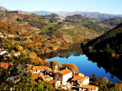 Atemberaubende Landschaft mit Lima Escape - Boomlodges und Glampingzelten in Portugal am Seeufer.