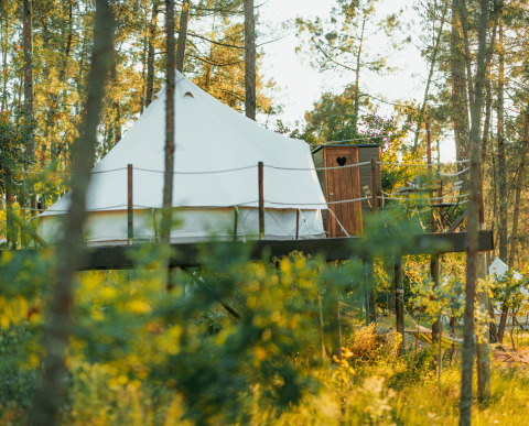 Hébergement glamping sur plateforme surélevée chez Lima Escape - Boomlodges et tentes glamping au Portugal.