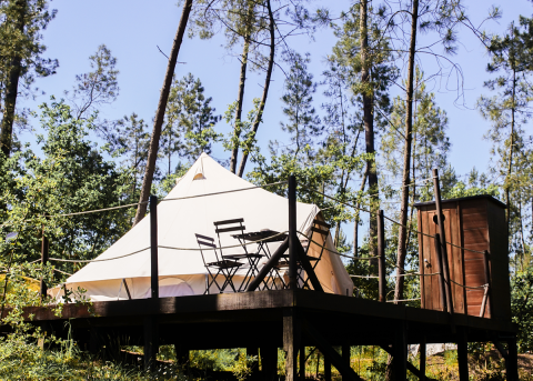 Hébergement glamping avec tente et terrasse boisée à Lima Escape - Boomlodges et tentes glamping Portugal