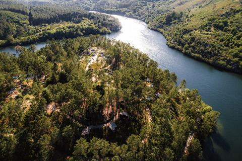 Luftfoto af Lima Escape glamping og campingplads omgivet af skov og floden Lima i Portugal.