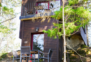 Boomlodge glampingindkvartering i naturskøn skov ved Lima Escape i Portugal med udendørs siddeområde.