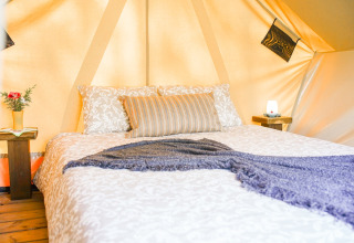 Cama acogedora en tienda de lujo de Lima Escape Boomlodges y Glamping tenten en Portugal, decoración cálida.