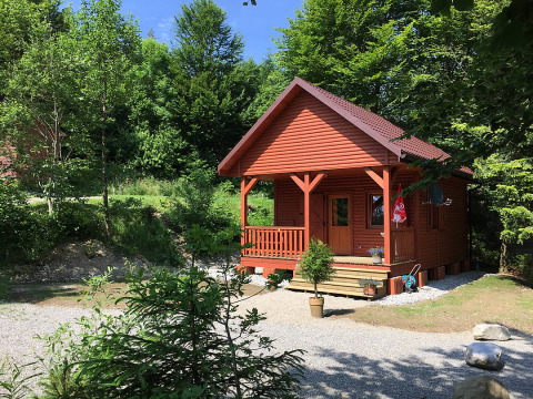 Luxuriöse Glamping-Unterkunft in einer gemütlichen Holzhütte umgeben von grünem Wald in Baden-Württemberg.