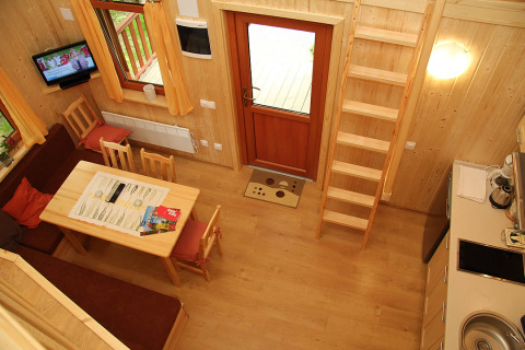 Vista interna dell’alloggio glamping di lusso Camping Isny a Baden-Württemberg con cucina e zona pranzo.