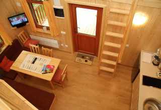 Vista interior del alojamiento de lujo glamping Camping Isny en Baden-Württemberg con cocina y zona de comedor.