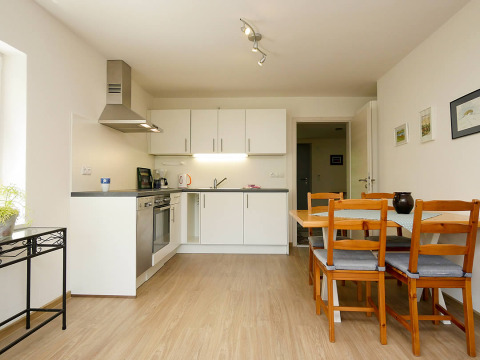 Coin cuisine moderne et salle à manger au Camping Isny - Luxe glamping Baden-Württemberg, lumineux et spacieux.