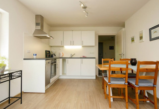 Cocina y comedor modernos en Camping Isny - Luxe glamping Baden-Württemberg, luminoso y acogedor espacio.