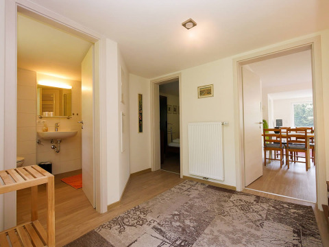 Interieur van een luxe glampingverblijf bij Camping Isny, Baden-Württemberg, met lichte en ruime inkomhal.