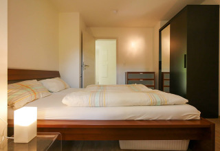 Habitación moderna y luminosa en glamping Camping Isny - Luxe glamping Baden-Württemberg con cama cómoda.