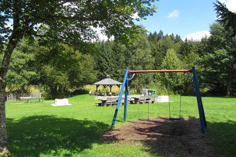 Parque infantil y área de picnic en Camping Isny - Luxe glamping Baden-Württemberg, rodeado de naturaleza.
