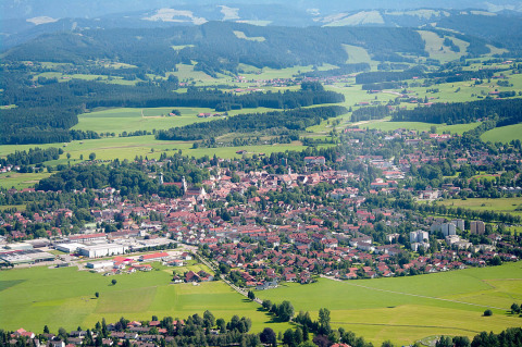 Vue aérienne du Camping Isny - Luxe glamping Baden-Württemberg, entouré de champs verts et de collines.