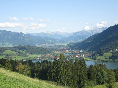 Splendido panorama di monti, lago e foresta vicino a Camping Isny - Luxe glamping Baden-Württemberg, ideale per glamping.