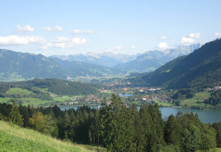 Splendido panorama di monti, lago e foresta vicino a Camping Isny - Luxe glamping Baden-Württemberg, ideale per glamping.