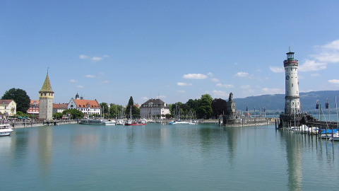 Uitzicht op de haven van Lindau met vuurtoren, ideaal voor Camping Isny - Luxe glamping Baden-Württemberg.