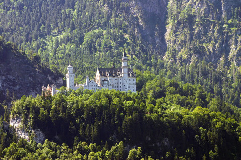 Sprookjesachtig kasteel in het groen nabij Camping Isny - Luxe glamping Baden-Württemberg in Zuid-Duitsland.
