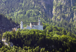 Splendido castello immerso nei boschi vicino a Camping Isny - Luxe glamping Baden-Württemberg in Germania.