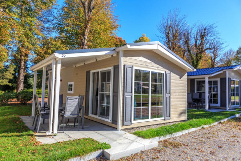 Moderna sistemazione glamping al Camping Pilsensee - Stacaravans Beieren, immersa nel verde.