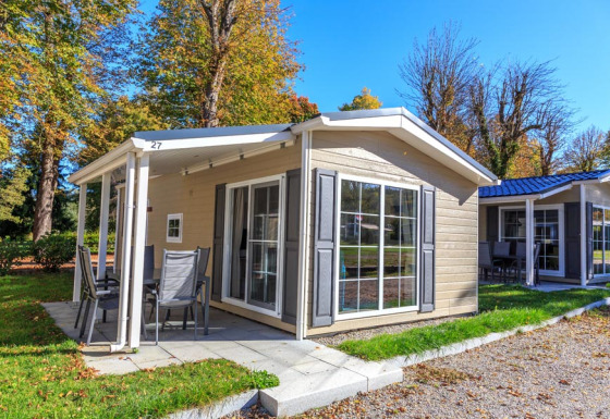 Moderne Glamping-Unterkunft bei Camping Pilsensee - Stacaravans Beieren mit Terrasse im Grünen.