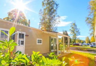 Giornata soleggiata al Camping Pilsensee - Stacaravans Beieren, alloggio glamping immerso nel verde.