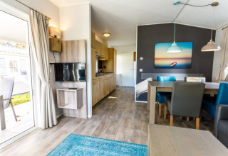 Hébergement glamping moderne avec salon et salle à manger ouverts au Camping Pilsensee - Stacaravans Beieren.