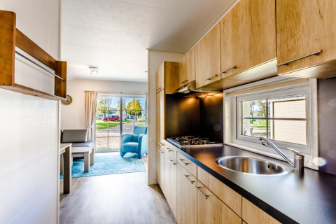 Alloggio glamping moderno presso Camping Pilsensee con cucina completa e zona soggiorno in Baviera.