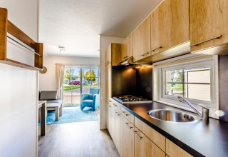 Moderne Glamping-Unterkunft auf Camping Pilsensee mit Küche, Essbereich und Blick ins Freie in Bayern.