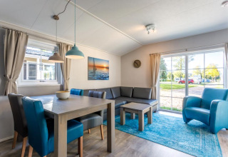 Modernes Wohnzimmer in einer Glamping-Unterkunft bei Camping Pilsensee - Stacaravans Beieren.