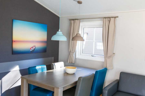 Eethoek in een glampingaccommodatie bij Camping Pilsensee - Stacaravans Beieren, licht en modern ingericht.