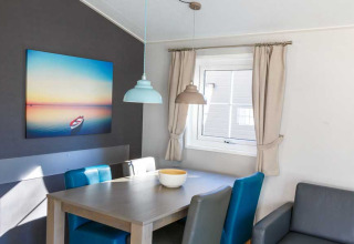 Eethoek in een glampingaccommodatie bij Camping Pilsensee - Stacaravans Beieren, licht en modern ingericht.