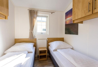 Accogliente camera da letto in alloggio glamping Camping Pilsensee - Stacaravans Beieren con due letti singoli.