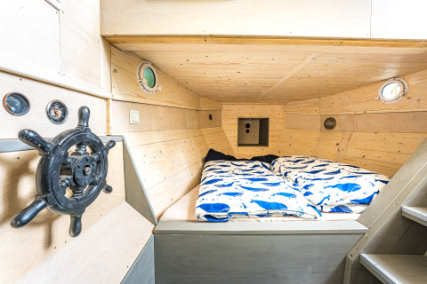 Cabina letto a tema barca al Baumschiffhotel - Boomschepen Beieren glamping, decorazione nautica accogliente.