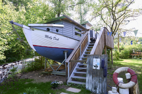 Glamping-verblijf in de vorm van een schip genaamd 'Baumschiffhotel - Boomschepen Beieren' met trap.