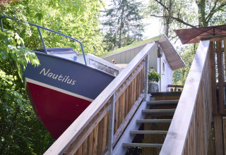 Glamping-accommodatie Baumschiffhotel - Boomschepen Beieren met de boot Nautilus naast de trap.