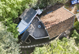 Luftfoto af Baumschiffhotel - Boomschepen Beieren, unikt glamping-sted i landet, omgivet af træer.