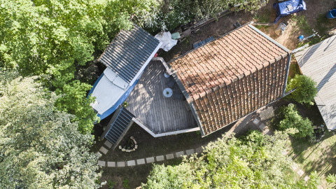 Luchtfoto van Baumschiffhotel - Boomschepen Beieren, een uniek glampingverblijf omringd door bomen.