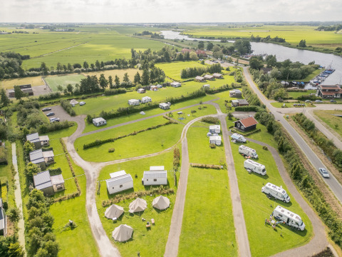 Vista aerea di Camping Natuurlijk de Veenhoop - Safaritenten Friesland con tende, roulotte e bungalow