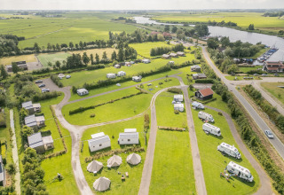 Vista aerea di Camping Natuurlijk de Veenhoop - Safaritenten Friesland con tende, roulotte e bungalow