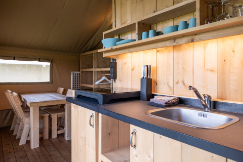 Keuken en eethoek in een luxe safaritent bij Camping Natuurlijk de Veenhoop, Friesland.