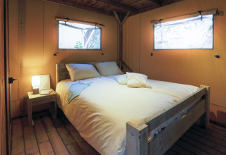 Camera accogliente in tenda safari al Weekend Glamping Resort Lago di Garda, Vacanze col Cuore.