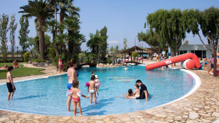 Familias junto a la piscina infantil - Camping Nautic Almata - Castelló d'Empuries, Costa Brava, España