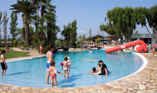 Familias junto a la piscina infantil - Camping Nautic Almata - Castelló d'Empuries, Costa Brava, España