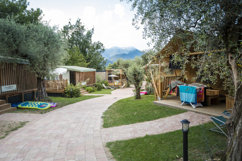 Safaritenten en glampingaccommodaties bij Weekend Glamping Resort Gardameer, midden in de natuur.