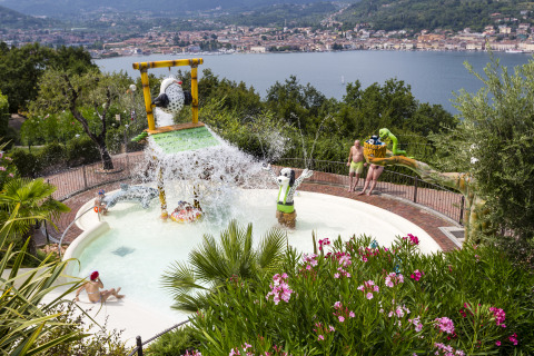 Kinderen spelen in een waterpark met zicht op het Gardameer bij Weekend Glamping Resort - Safaritenten Gardameer.